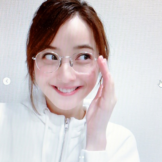 佐々木希さんがインスタでかわいい アイウェア姿で登場 チヨダメガネ